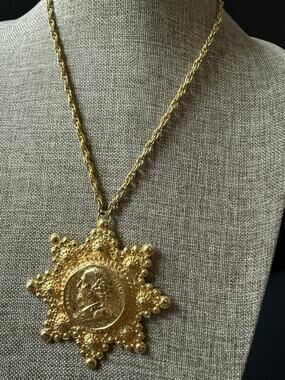 Adele Simpson Medallion Pendant Rope Necklace Gold Tone Star Chunky Maximalist